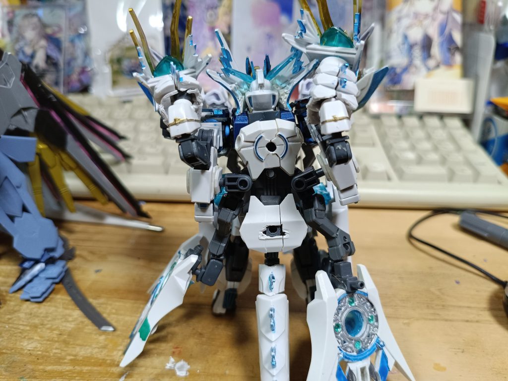 いじったところはストライクの腕　ここマスターオブドラゴンナイト時は特にロックとか無いからプランプランだからねバックパックのジョイントパーツを更に増やしてストライクの腕に穴を開けてそこにジョイントをさしこんでロック！