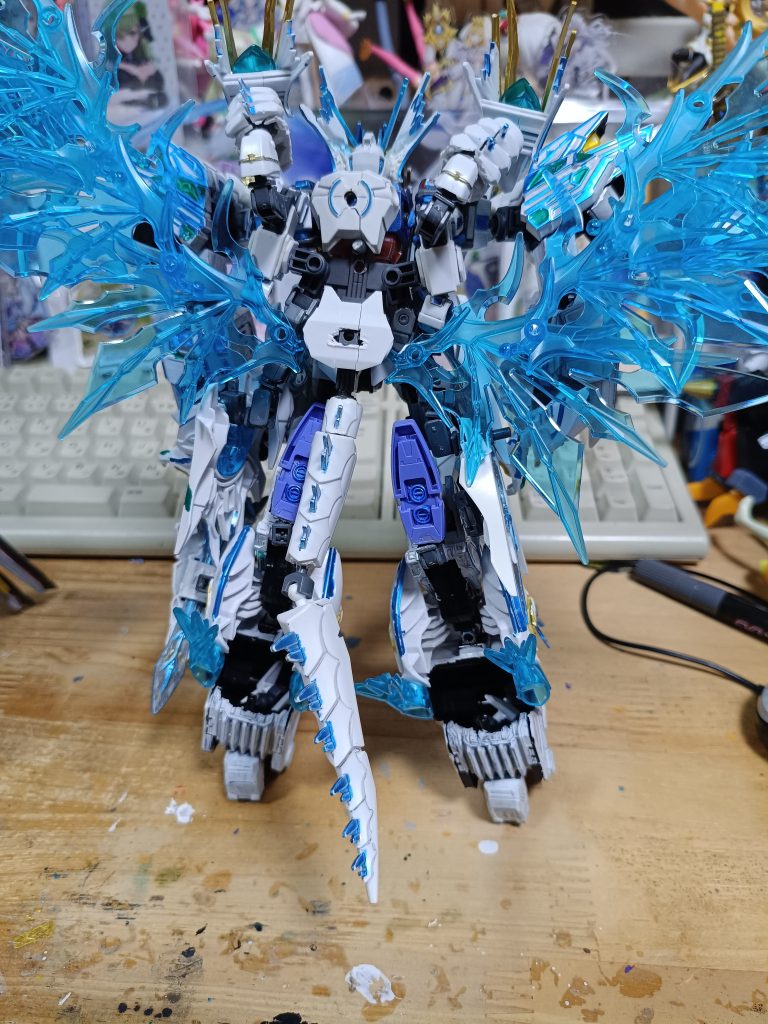 後ジョイントパーツをストライクの腕に思いっきり刺しました　そして以上です　あとビンの塗料でライトブルーを買いましたこれを使ってこの機体を塗り直すのもありかも？