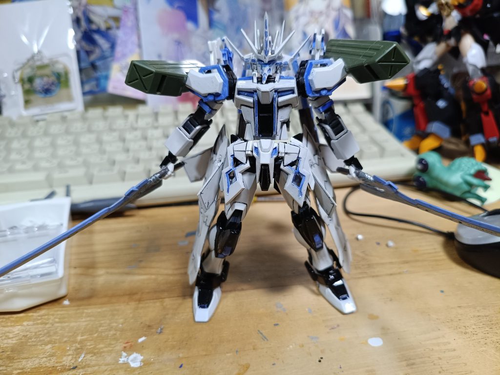 そして今頃は頭部をさらにデカく武御雷のあまりパーツで改造しましたほかのマブラヴの機体を作ってたらなんかストライクの頭部にボリュームが少ないと感じたので　あとは刀を大和のイメージカラーに塗装青と銀の刃です