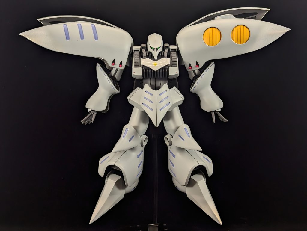 まずはぐるりと4面カラー配色はキュベレイのメカデザインをされた永野護氏が描かれたイラストの配色を参考にしつつ、一部白色部分をホワイトカーボン調に塗装し、ちょっとでも見応えあるようにしています(gandam-hand2)(後頭部、バインダー先端、ファンネルラック、つま先はカーボン柄→グレーのグラデ)