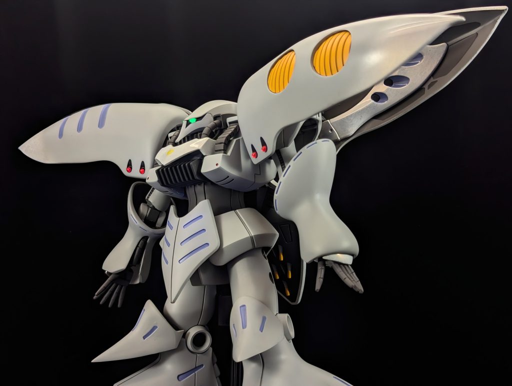 今回展示前提で製作したので、蛍光塗料使用が少なく、あまり光りません(zaku-kao4)ツインアイと、バインダーの赤い🔴部分のみUVライトで光ります✨️