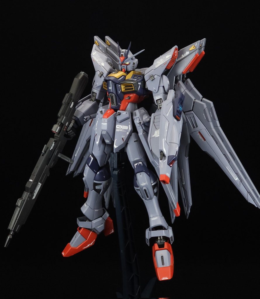 キットはMG1/100ストライクフリーダム フルバーストモードを使用しました無印プロヴィデンスの複合兵装防盾システムと更に大型化させたユーディキウム・ビームライフルを装備させてます