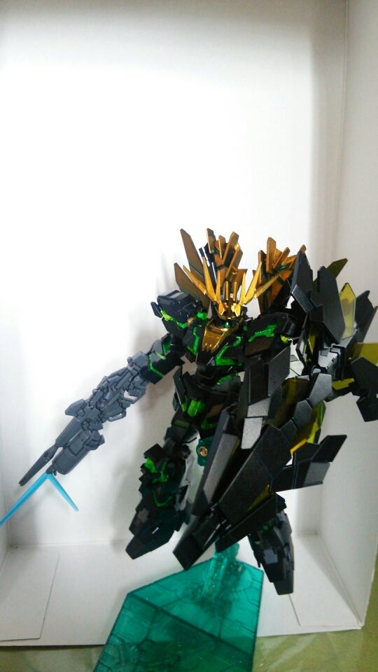 サイコフレームはユニコーンのセブンイレブンカラーから拝借したのでアームドアーマーなんちゃらにはクリアグリーンを吹きましたが変な色😇