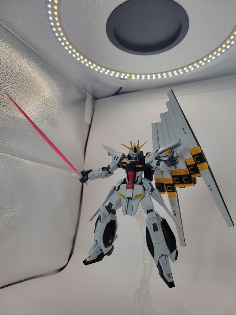 アナハイム社がネオガンダムのデータを元にアムロ・レイの再来が現れた時に何かする為(笑)にニューガンダムを発展させた機体を建造したとかしないとか…コードネームはアムロ・レイの伝説にあやかり「レジェンド」。