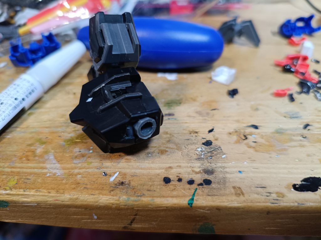 雑に切り込んでますがHGストライクの肩を付けるためにポリキャップを移植しました