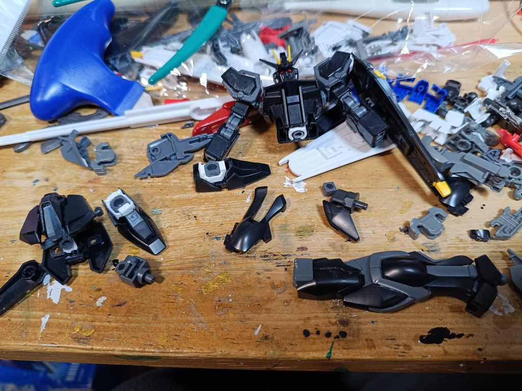 さからに雑ですかいろいろパーツを切ったり貼ったりしてます基本ライトパッケのパーツは黒ストライクを全部使いますHGは腕のフレー厶と足のフレー厶そしてボディの中かな