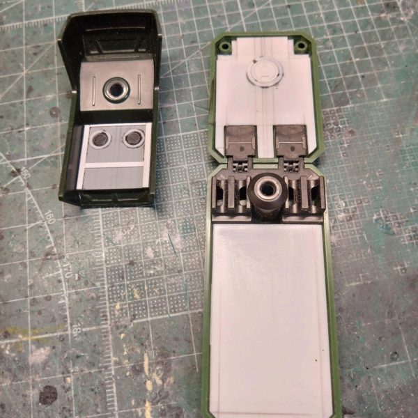 ギラ・ドーガ　②リアスカートの延長をしました。フロント、サイドのアーマーの裏はプラ板で工作しておりますが、リアスカートはどうしようか？と悩んでおります🤔ギラ・ドーガが、行き詰っているのでプラ板工作の傍ら、プラ板とプラ材を大量に無駄遣いしながら、いつか作ってみたいと思っていた、ビームショットライフルにて道草をしております…完成するかわかりませんが…😂&nbsp;&nbsp;（3枚目）