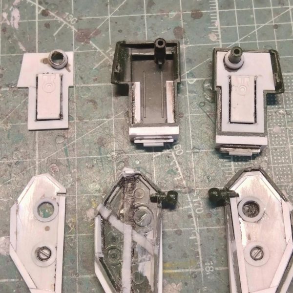 ギラ・ドーガ　②リアスカートの延長をしました。フロント、サイドのアーマーの裏はプラ板で工作しておりますが、リアスカートはどうしようか？と悩んでおります🤔ギラ・ドーガが、行き詰っているのでプラ板工作の傍ら、プラ板とプラ材を大量に無駄遣いしながら、いつか作ってみたいと思っていた、ビームショットライフルにて道草をしております…完成するかわかりませんが…😂&nbsp;&nbsp;（2枚目）