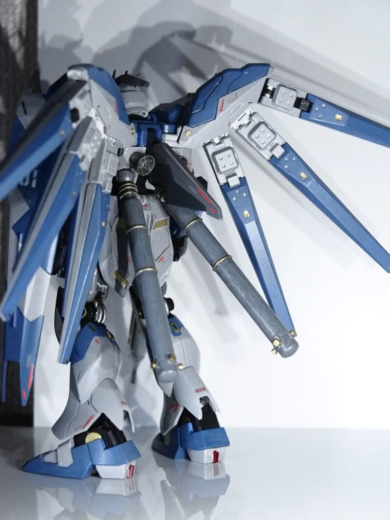 ・カラーリング今回は｢大人のHi-νガンダム｣なので落ち着いたカラーにしました。｢旧キットgp02｣｢デスティニーSPEC2｣をイメージしたカラーリングになっています。そこに金を差し色で入れる事で大人っぽく、RGHi-νのような仕上がりになりました！