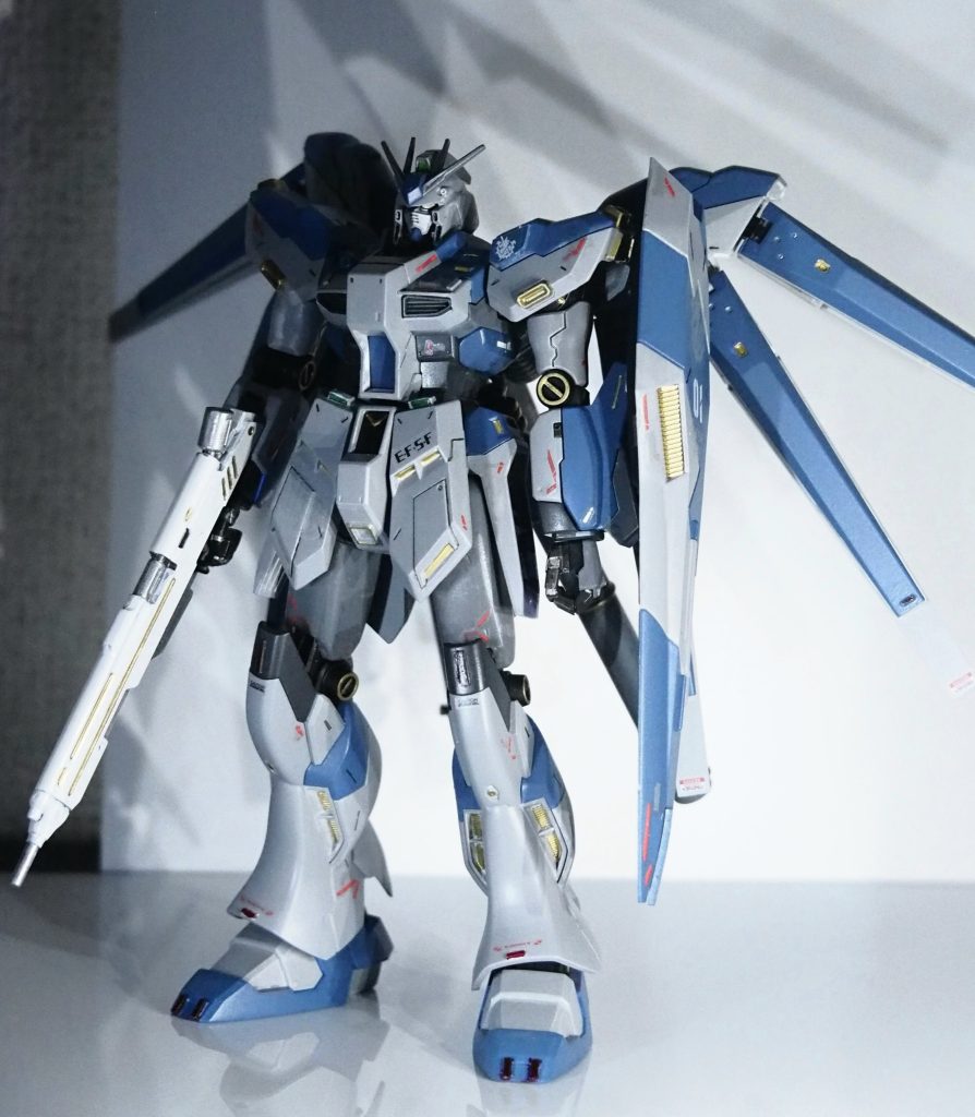 ・細かな点所々に赤チップがちらしてあったり、腰部と胸部にセンサーを増設してます！胸部ダクトの周りも紫Hi-νをイメージして少し延長してます！シールドはネオジム磁石で接続してるので、どんなポージングでもシールドが邪魔になる事はありません！