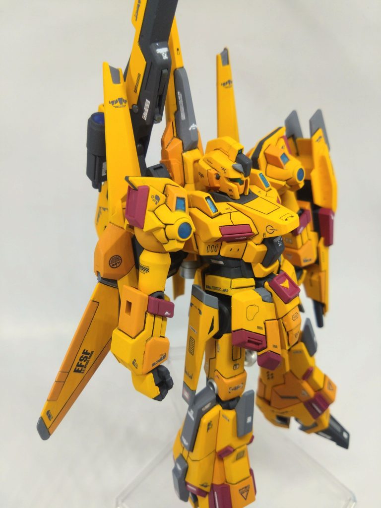 変形しないウイング部分はあえてデカールやスジボリは控え目に。