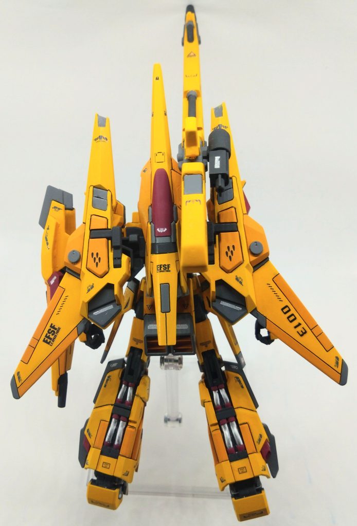 バックショット。こちら側も色分けと、何のためか分からないスキマ箇所をプラ版で塞ぎ肉抜きもパテで埋めています。毎度お馴染みNo.0013。私の専用機です。