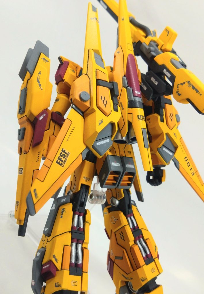 ウイングは後ハメ加工。後ハメや合わせ目消しの必要な箇所の少ない、大変作りやすい機体でした。問題は私の技術不足。合わせ目消しした所があちこち塗装後ヒビ割れしたり、スミ入れで粉々になったり、擦れて塗装ハゲしないようにめっちゃヤスリ掛けたのに塗膜が厚くなって結局キズになったりとまぁ。「どうとでもなる筈だ！！（ヤケクソ）」「（合わせ目消し）のやり方、正しくないよ」「あっあっああぁ！！」てな感じでした。