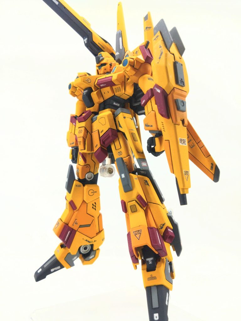 シールドの先端を一部切り取り重ね、スライドする様に見せています。シールドの穴も埋めました。あと、メタスからの系譜であるご立派ァなアレはどう頑張ってもカッコよく見えないので去勢してオリジナル加工しました。