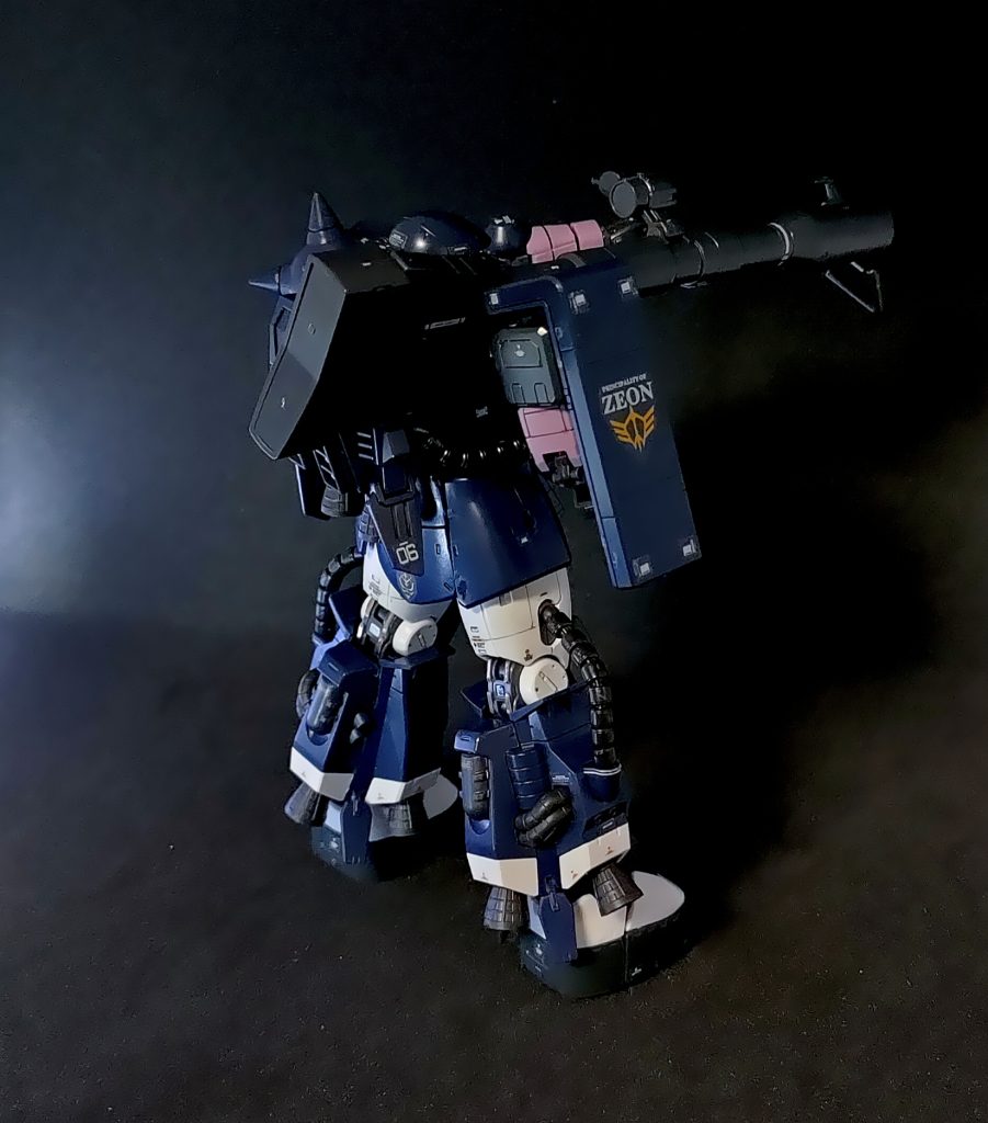 ポージングが楽と言いましたが(撮る角度変えただけですすみません汗)、ひとつ難関がありました。そうですご存知の方には言うまでもないアレです。【アドバンスドMSジョイント】四肢の接続部分は申し分ないのですが(寧ろギチギチ)、腕を左右に広げる動作の時の保持力が極端に緩いです苦笑 それから腰部のジョイントですね。原因は恐らくボールジョイントの材質ではないかと、磨いたようにツルツルで摩擦が少ないのが原因かと…。自身は一度ポージング決めたら滅多に動かさないのでブンドド派の方には少し辛いかもです。ポロリは殆どありませんが強いてあげればスカート部前面ですかね冷汗。