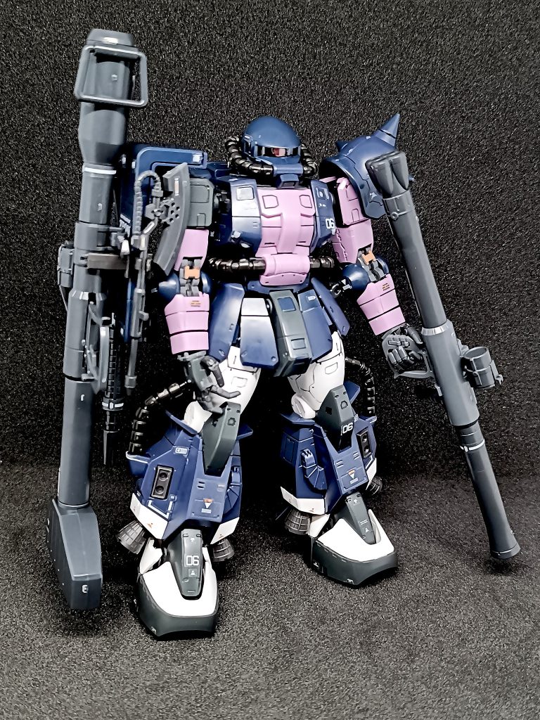 おまけですがザクのハッピーセット完成です。フライングベース無しでもなんとか自立出来ました（笑）アドバンスドMSジョイントでも頑張ってバランス取ればどうという事はない…（笑）サンダーボルトではFAガンダムが盾4枚で防御鉄壁対策に対して、サイコザクは巨大プロペラントタンクに武器満載で攻撃こそ最大の防御の姿勢でしたもんね。ザクはこの路線が最も似合いますね。