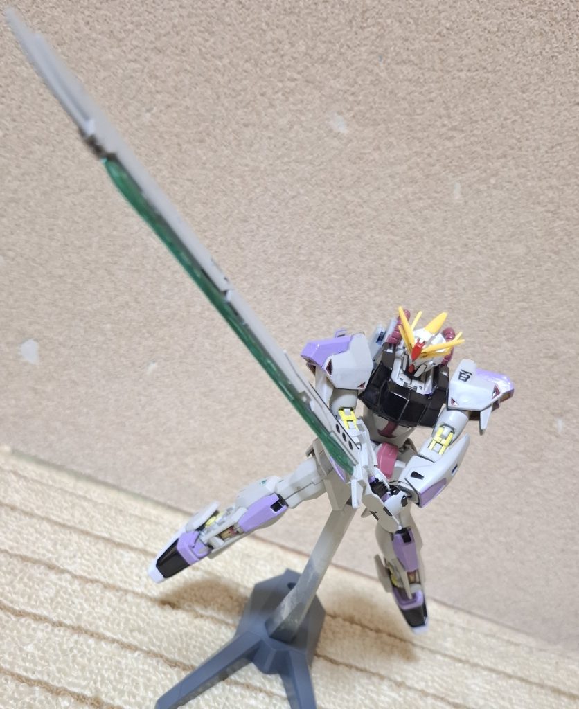 アロンダイト改出力を変え、白百夜用に塗装されたアロンダイトの改修武器。