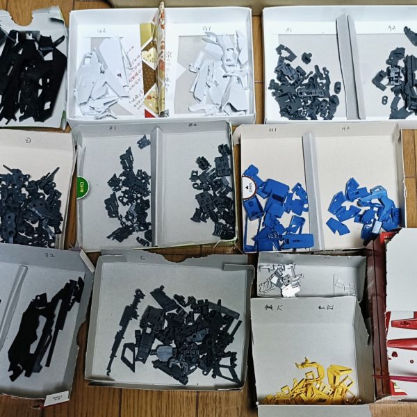 全パーツ切り出しやっと終わりました。休憩挟みながら(結構多め💦)やってましたら結局夜まで掛かってしまいました。お昼も食べずにひたすらやってましたので晩御飯食べます苦笑&nbsp;全切りは思いつきでやり始めたので仕分けケース準備してませんでしたので今回はその辺の空き箱で代用。次回からはちゃんとしたやつ用意したいと思います。やっと組めます。疲れました苦笑（2枚目）