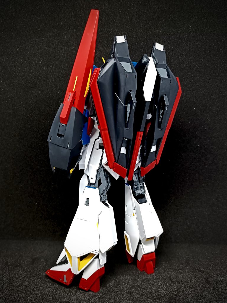 フライトユニットが特徴的なゼータのシルエット、変形モビルスーツはロマンの塊ですね。40年近く経ちますが全く色褪せませんね。ファーストに続く第二弾作品としてこれからも永遠に語り続けられることでしょう。シャアが現役で戦ってた時代背景はいつまでも忘れません。