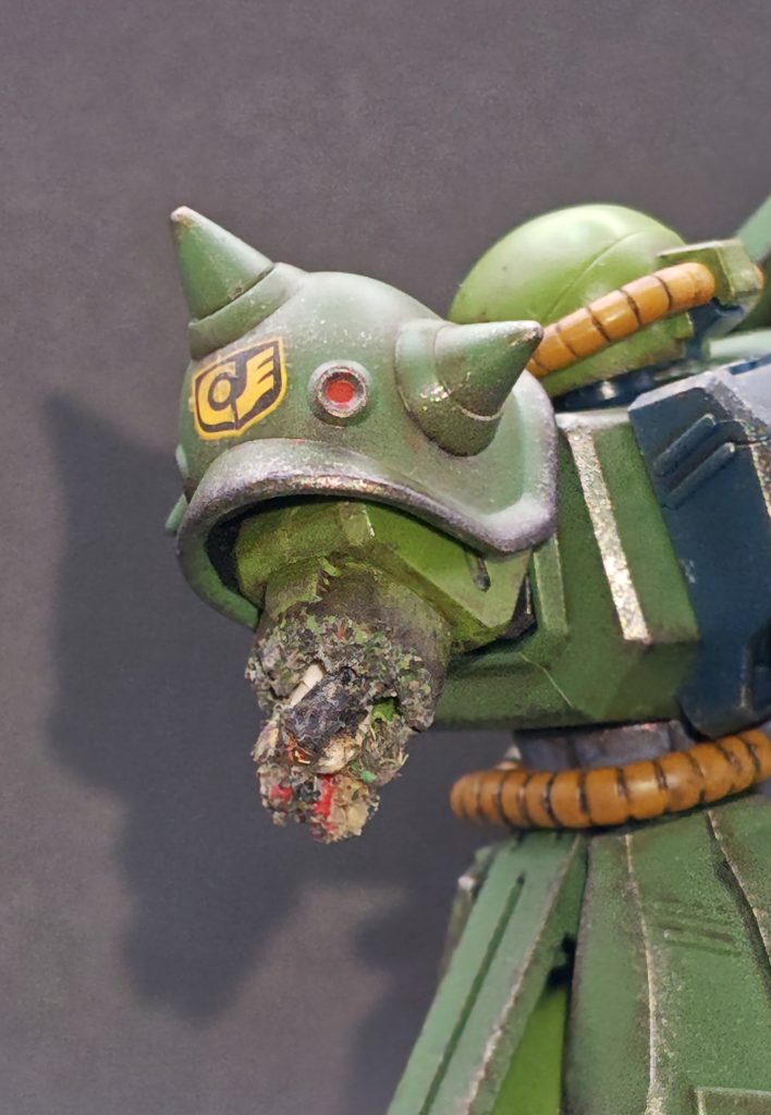 ポケ戦に合わせて、左腕をダメージ加工してます、　ワイヤーやケーブルや綿を詰めた後、線香を押し付けて加工しました。&nbsp;