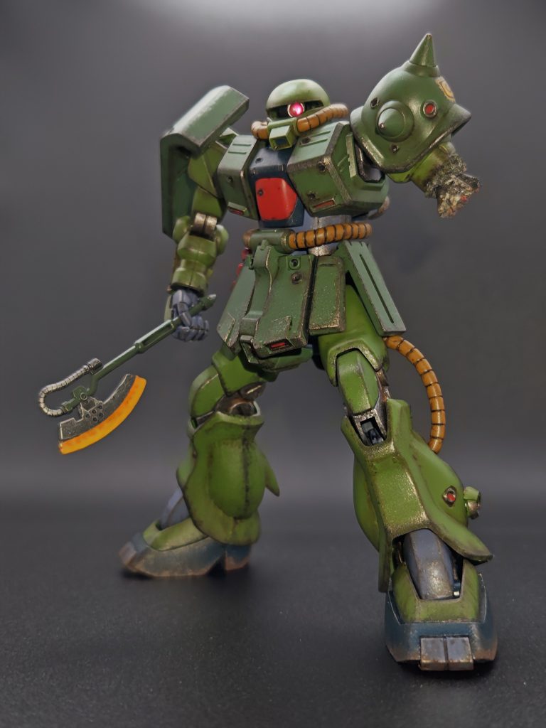 モノアイを、丸モールドとサイクルステッカーを使い改修、その後レジン液でレンズ感を出しました。