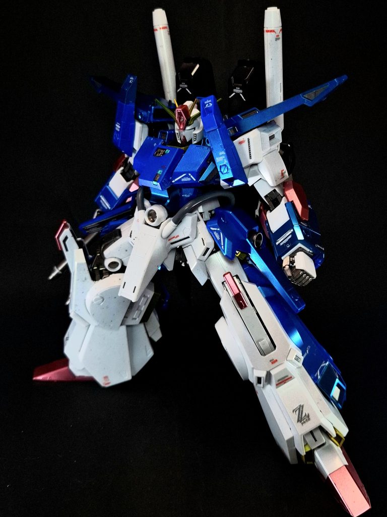 特殊機能編集耐ビームコーティング装甲の表面に施されたコーティングで、フッ素樹脂をネマティック状にして幾重にも塗り重ねている。数秒間ならばビームの直撃をも無効化できるが、3秒を越えると溶けだすとされる。『ΖΖ』第45話でアストナージがグレミー軍との戦闘前に施している。Iフィールド・ジェネレーター高出力ビーム兵器への対抗策として採用された対ビームバリア。胸部追加装甲内に発生装置を内蔵しているとされ、ボディ部分の前面に短時間ながら展開可能とされる。バイオセンサー機体各部に分散配置された簡易型サイコミュシステム。パイロットからの脳波を受信して操縦の補助や機体の追従性を向上させる。