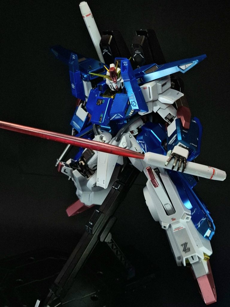 ハイパー・ビーム・サーベル / ダブル・キャノンバックパックに2基装備されている高出力ビーム・サーベル。ビーム・キャノンの砲身を兼ねる為サーベルグリップというより大きな筒を振り回す様な状態になっている。従来の1.5倍のサイズのビーム刃を形成可能であり、大型MSを両断できる程の火力を誇っている。18連装2段階ミサイル・ランチャーバックパック上部左右に2基装備されているミサイル・ランチャー。ΖΖの21連装ミサイル・ランチャーから換装されている。ハイ・メガ・キャノン額部に発射孔を有する頭部内蔵式の高出力ビーム砲。バックパックのジェネレーターブロックと直結した専用回路を経由し、メガコンデンサに爆発寸前まで充填した高エネルギー状態のメガ粒子を一挙に放出する。50MWもの出力を誇り、一説にはコロニーレーザーの20%に匹敵するとされており、一撃で多数の目標を撃破できる火力を有する。