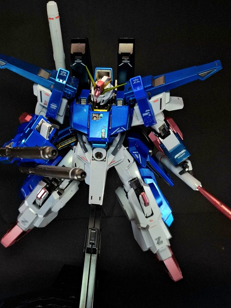 武装・必殺攻撃編集ダブル・バルカン頭部左右2門ずつ内蔵されているバルカン砲。頻繁な機材のアップデートによって搭載位置は一定しておらず、戦闘でも使用されていない。ダブル・ビーム・ライフル右腕部に固定装備されている連装式の高出力ビーム・ライフル。メガ・バズーカ・ランチャーに匹敵する威力を持ちながらも連射が可能。FA化に際して、このモジュールはコネクタージョイントを介して腕部の固定武装となり、さらなる連射が可能となっている。