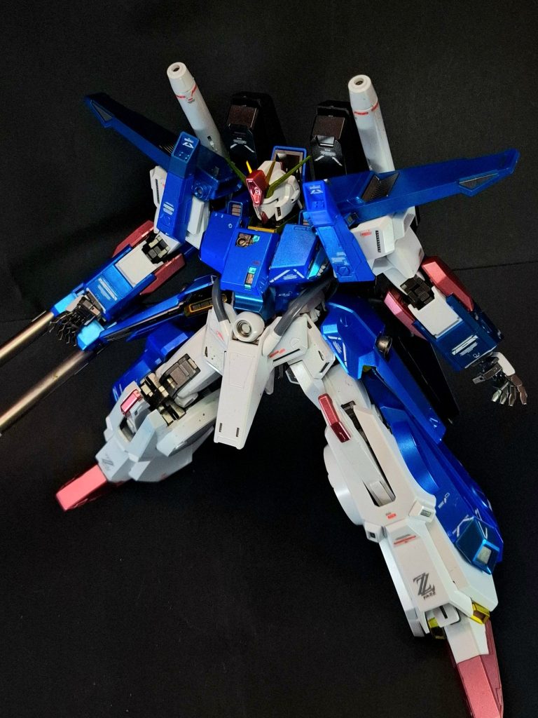 スプレー・ミサイル・ランチャー両肩部に装着されている6連装ミサイル・ランチャー。腹部ハイ・メガ・キャノン腹部の追加装甲内に1門内蔵されている大出力メガ粒子砲。頭部ハイ・メガ・キャノンと同程度の威力を持つが、消耗度もほぼ同等で、一度の戦闘で一回の使用が限界であるとされる。エネルギーはバックパック内のジェネレーターから供給される。