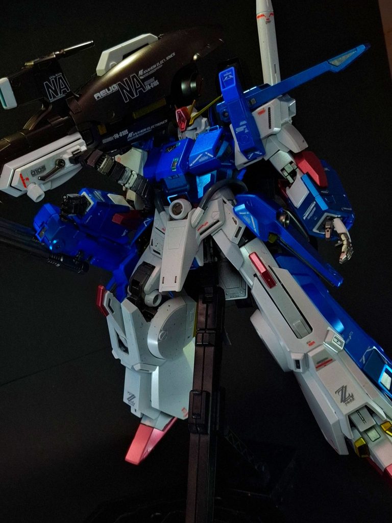 ΖΖは「ガンダムの復活」をコンセプトにシステムとしてのガンダムをリファインする目的を持っており、単機によるガンダム(Gメカなどのオプション兵装を含む)の再現を指標としていた。いわゆるフルアーマーオペレーションも当然再現すべきファクターであり、装甲や武装の追加による機能向上は、一年戦争以降のMS開発者にとって既に至極スタンダードな手法となっていたが、ΖΖは機体そのもののブロック化によって非常にシステマティックな構造を採用し、運用方針による仕様変更(非変形バージョンなど)も当初から想定され、単機能のMSとしての運用に限定すれば、ある意味でFA化された状態がΖΖガンダムの完成形と言えた。ΖΖガンダムのボディユニットはドッキング部位の構造的脆弱さがウィークポイントであり、戦術的な広範さを獲得するために敢えてその構造を採用していたが、ネオ・ジオン製MSに搭載される火力の向上ペースは凄まじく、具体的な対抗策を講じる必要が生まれていた。ΖΖのFA化において重視されたのは、追加装甲による乾重量の増加があっても機動力を損なわないことであり、胸部増加装甲そのものは基本的にガンダリウム・コンポジットを多用したスペースド・アーマーとなっていた。装甲のその空間そのものもマイクロ・ミサイル・ポッドやプロペラントタンク、またはスラスターなどに有効利用されている。腹部には本体頭部とほぼ同出力のハイ・メガ・キャノンが装備され、胸部にはマイクロ・ミサイルとセンサーを搭載。また、高出力のビーム兵器への対抗策として、短時間であれば胸部全面にIフィールドを展開することも可能であったとされている。FA化に際し、腕部は火器のプラットホームとして、脚部は多くの空間戦闘用MSと同様に巨大なベクタードノズルとして単機能化されている。脚部の増加装甲は構造的にスラスターとプロペラントのコンフォマーブルタンクを内蔵したスペースド・アーマーとして固定され、本体の可動部分を保護するようデザインされている。腕部はウイングシールドが基部ごとミサイル・ポッドやダブル・ビーム・ライフルのジョイントと換装され、肩部にもミサイル・ポッドと追加スラスターが装備されている。特筆すべきなのは、これらの装備を追加したにも関わらず、四肢は通常と同様のスペックを発揮しており、慣性重量が増加している分、本来各部のレスポンスは低下してしまう筈だが、フルアーマーΖΖの運動性は各部に分散配置されたバイオセンサーの作用により、ノーマル状態とほとんど変化がなかったと言われている。