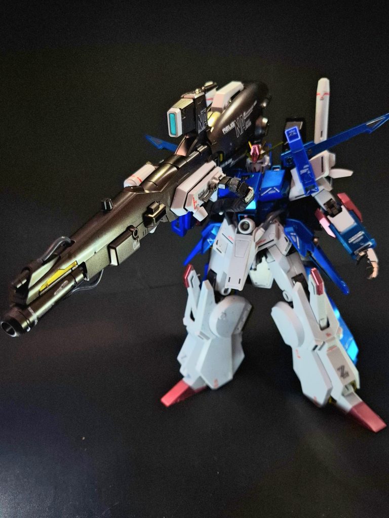 ハイパー・メガ・キャノンフルアーマーΖΖガンダムのオプションとして用意された大型ビーム砲。出力79.8MW。いわゆる強化型ΖΖガンダムの主武装として考案されていたもので、当時の標準的な宇宙艦艇の主砲並みの威力を持つ。ハイパー・メガ・キャノンは頭部ハイ・メガ・キャノンの約60%増しの威力を持ち、当時のネオ・ジオンの重武装MSの火力に十二分に対抗し得る火力を持ち、しかも数秒のインターバルでの連射も可能であったという。しかし、ネェル・アーガマに配備された機体が実戦においてこの武装を使用したかどうかは定かではない。