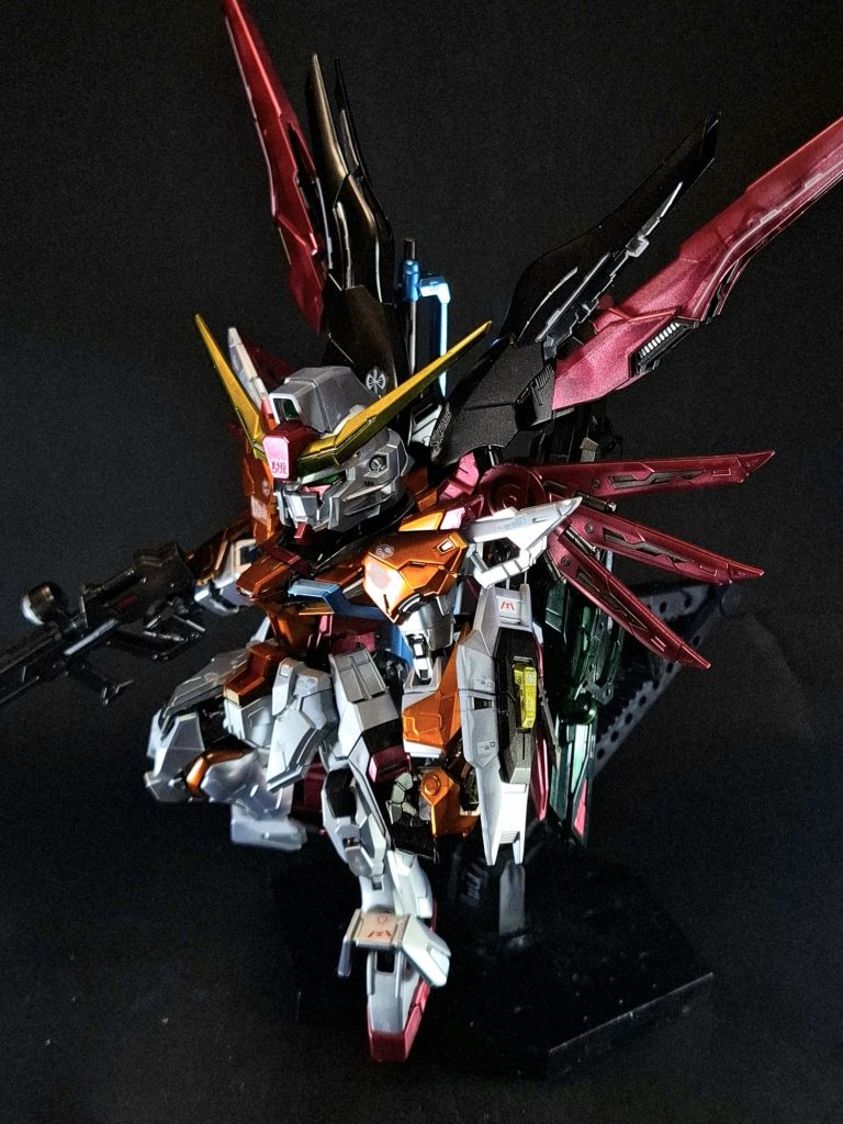 特殊能力ヴァリアブルフェイズシフト装甲フェイズシフト装甲の改良型。装甲に掛ける電圧を調整できるようになっており、エネルギー消費の効率化を図っている。本機はハイネの戦闘スタイル、及び彼の趣向に合わせた調整をした結果、シン機では青色に発色する部位が彼のパーソナルカラーのオレンジ色となった。ハイパーデュートリオンエンジン核エンジンとデュートリオンシステムのハイブリッド動力機関。