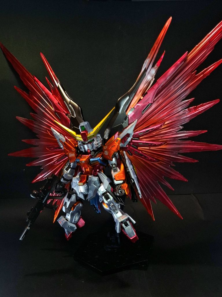 光の翼背部のウイングユニットはフリーダムの大型ウイングの発展型で、内部のスラスターにはD.S.S.D.で開発されたヴォワチュール・リュミエールの近似技術が採用され、出力増大に伴って「光の翼」が発生する。スターゲイザーのようにソーラーセイルとして用いるものではなく、自機の電源から得られたエネルギーを光圧に特殊変換し主推力として用いている。こちらもハイネ専用に調整した所、黄色がかったオレンジ色の光の翼を展開するようになった。ミラージュコロイド背部ウイングユニットから放出される。本機はステルス装備としてではなく、自機の残像を映す幻惑機能として装備している。特に高速機動時の効果は高く、本機の高い機動性と相俟って敵機を翻弄する。