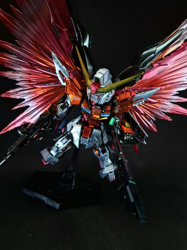 M2000GX 高エネルギー長射程ビーム砲背部の左ウェポンラックに装備された大型ビームランチャー。不使用時は2つ折りにマウントされる。展開時の全長は機体の全高を上回る。出力はガナーウィザードのオルトロスやブラストインパルスのケルベロスを凌駕し、MSの携帯火器の中でも最強クラス。速射性能も高いため、咄嗟の迎撃にも使用できる。砲身の分割技術には本体でも採用された基本構造体の細部化、連動機構が生かされている。