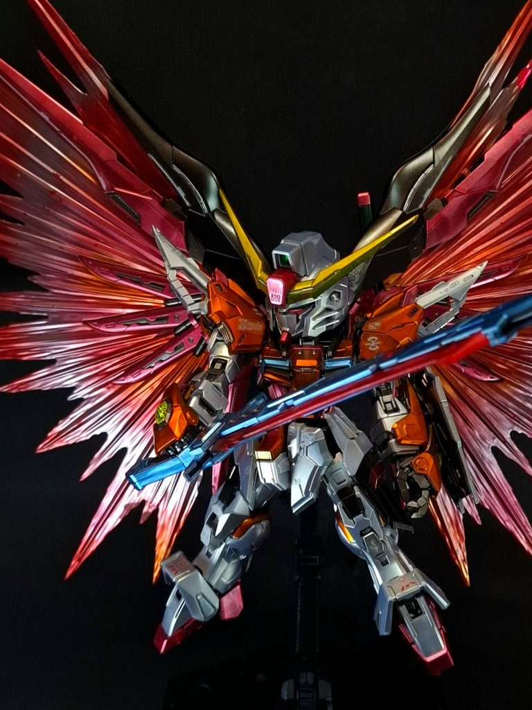 MMI-714 アロンダイト ビームソード背部の右ウェポンラックに装備された、対艦刀を兼ねた近接戦用大型ビームソード。不使用時は2つ折り状態でマウントされる。ソードインパルスのエクスカリバーやグフイグナイテッドのテンペストの発展型で、デストロイすら一刀両断するほどの威力があるが、折りたたみ式という構造上やや脆弱な部分がある。機体の全高を上回る長さで、使用の際には駆動部にも高い剛性と柔軟性が求められる。シン機とは異なりオレンジ色のビームを発振する。