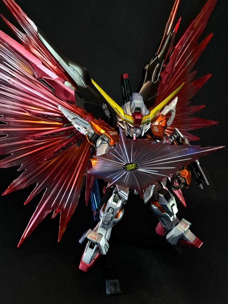 MX2351 ソリドゥス・フルゴール ビームシールド発生装置両手甲部に1基ずつ、計2基装備されている防御兵装。連合製MSであるハイペリオンなどが搭載していたモノフェーズ光波シールドを基に改良した装備。ビーム砲や陽電子砲の直撃すら無効化する高い防御力を持つほか、展開サイズや形状も自在に変化させることが可能。ビームサーベルやビームガンとして攻撃にも使用可能とされる。実体式シールドと違い、ダメージの蓄積によって破壊される事が無いほか、機体の軽量化にも一役買っている。使用には大量のエネルギーを消費する為、バッテリー駆動式のMSでは稼働時間が短縮されてしまうが、本機はハイパーデュートリオンエンジンを動力としているので稼働時間への影響は無い。対ビームコーティングを施した実体兵装は素通りするという弱点があるが、本機ではVPS装甲を採用しているため、こちらも問題にはならない。