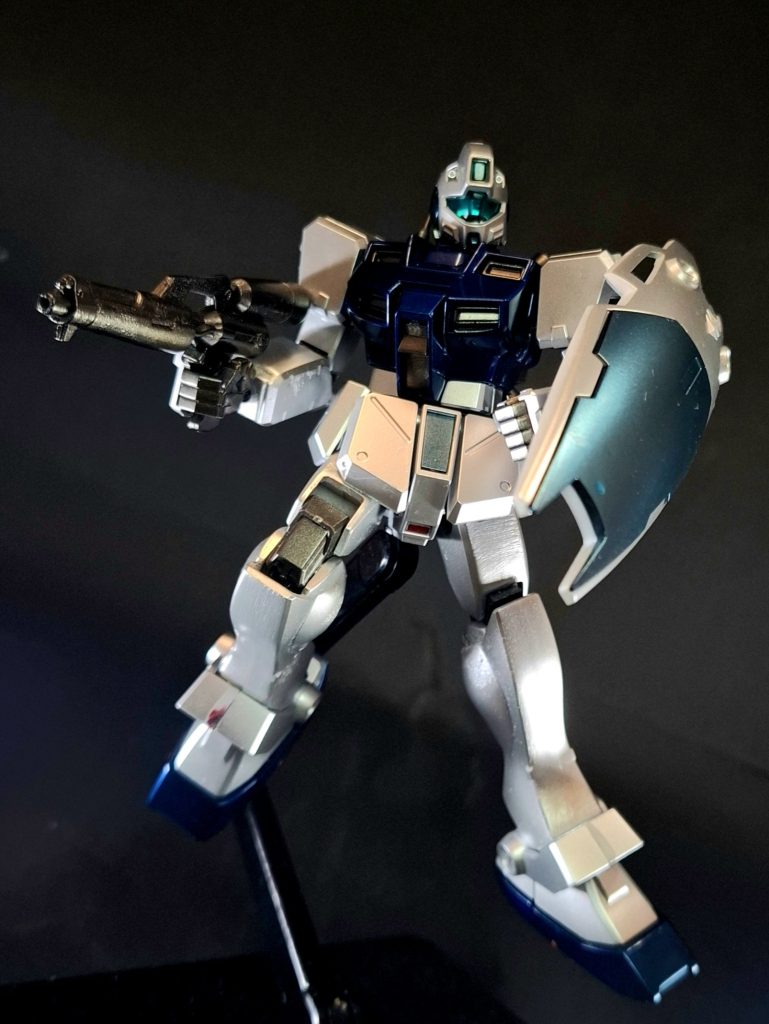 武装編集60mmバルカン砲TOTOカニンガム社製の機関砲で、ガンダムやガンキャノンの物と同形式とされる[40]。頭部に2門装備[10]。装弾数はガンダムと同じ50発（元機体の装弾数も諸説ある）とした資料が存在するが[28][10]、ガンダムよりも装弾数が増量したとする資料もみられる[35]。技術者からは精密機器が集中する頭部に装備するのは不適切との声も挙がったが、軍の強い要請から搭載は決定事項として開発が進行した[40]。頭部サイズは収納区画が制限された事でテレスコープ弾形式（推進式も存在する）を採用しており、通常モデルより砲身の消耗が激しいため多砲身となった[40]。発射時の衝撃は物理的な緩衝機構によって制御され、発射ガスを不均等に分散、排出して反作用を最小限に抑える機構を内蔵するが、このシステムはこまめなメンテが必要のためアクセスハッチが設けられた[40]。映画『機動戦士ガンダムIII めぐりあい宇宙編』で、リック・ドムに白兵戦を仕掛ける際に使用した。