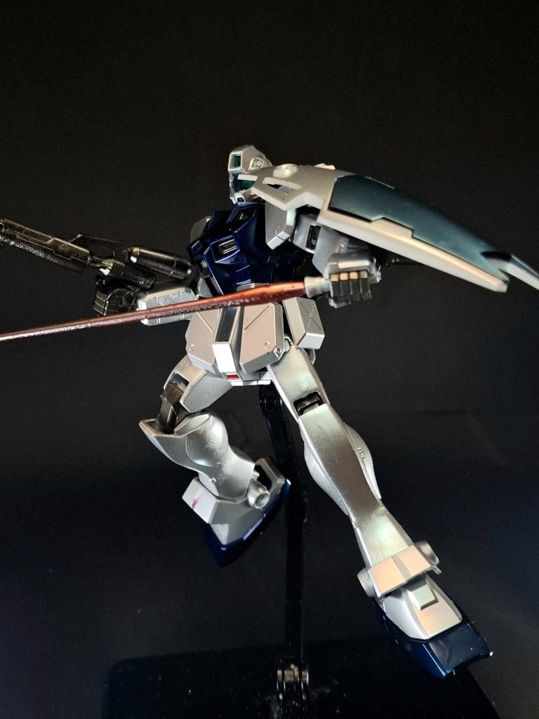 武装高威力のビーム・ガンを装備している。旧型に比べて威力は向上しているが、連射性は劣るとされる[3]。連射性を重視したジム・ライトアーマーのビーム・ライフルと酷似したデザインのビームガンも計画された[3]。また、標準的な90mmブルパップ・マシンガンを装備した機体もある[注 5]。