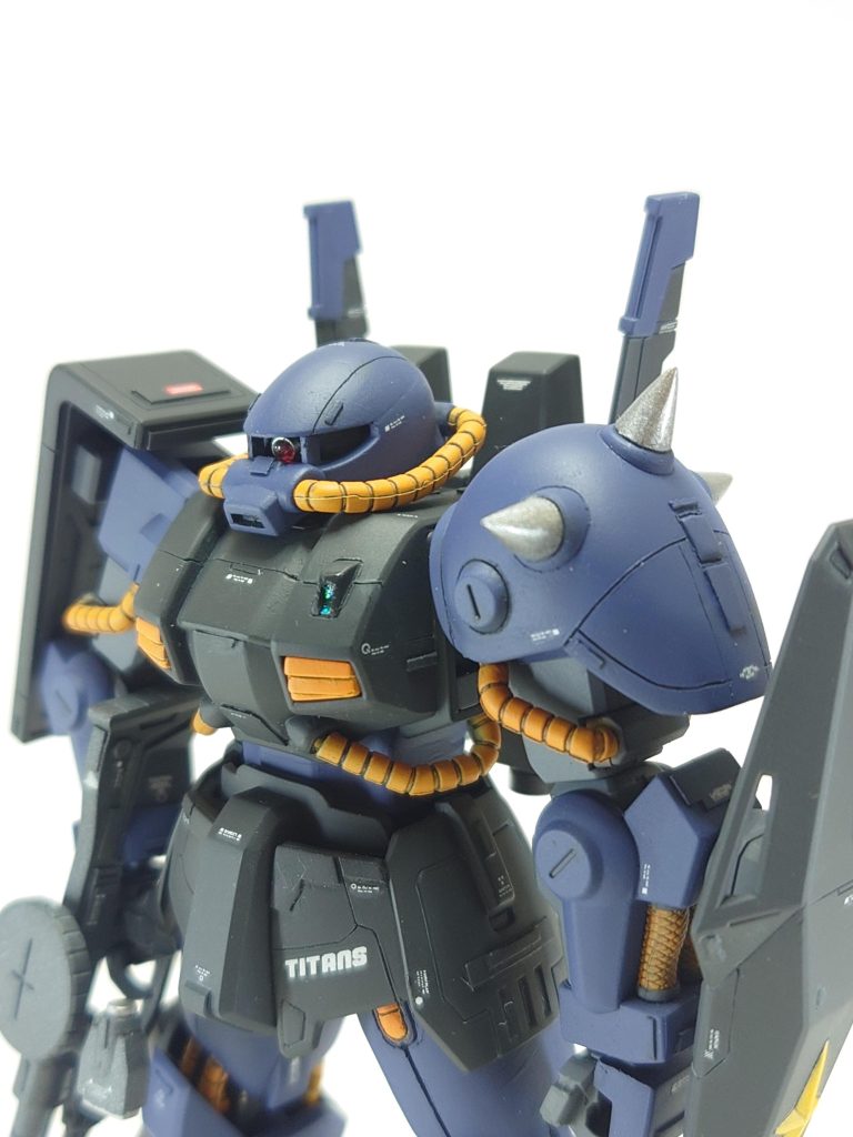 頭はモノアイのスリット上側で上下にカットして前傾斜で削り込んで再接着しました✋スリット幅がかなり狭くなって後頭部にかけて膨らむ流線型になったので精悍な顔つきになったかと😆ザクは目つき悪い方がカッコいいですよね✨