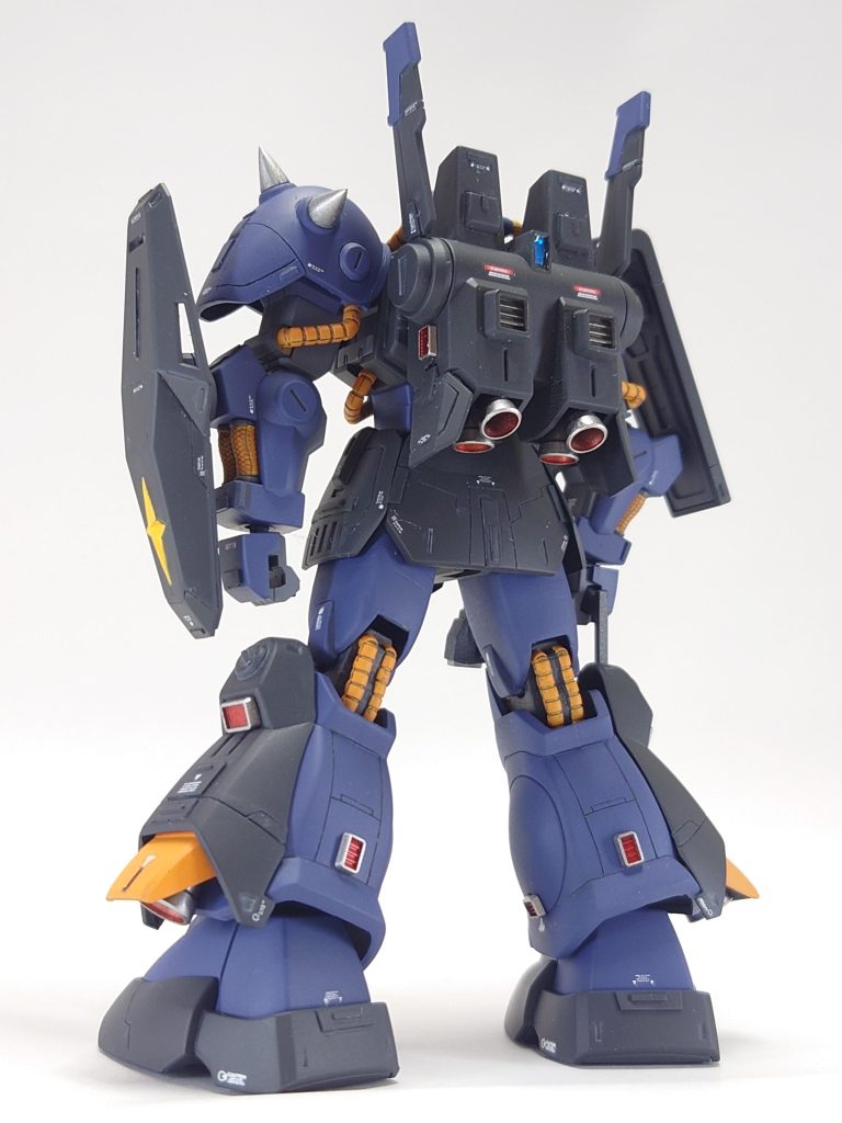 脹ら脛横のノズルは小さ過ぎて役に立たなそうだったので大型化🎵側面の2連のノズル？も小さいしちょっと古臭いので大型角ダクトに変更✋後はハイザックカスタムを参考に膝付近と脹ら脛の内側と後ろに角ダクト追加しました😄ちょっと近代化したかな？（笑）