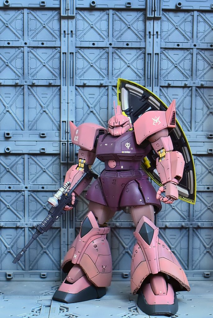 マスターグレードのゲルググは高校生の頃に当時出たてのver.1.0を製作しました。今回ver.2.0では腕の付け根のアコーディオンみたいなプニプニが無くなっててちょっと寂しかったです。