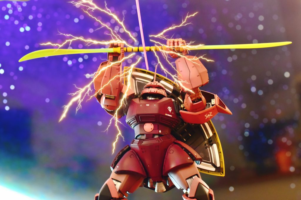 何故柄でガンダムのビームサーベルを受けたのかが昔からの疑問です。普通に真っ二つになりそうなものですが。まあシールドが耐ビームコーティングらしいので、ビームナギナタの柄にも処理を施してあるのでしょうきっと。