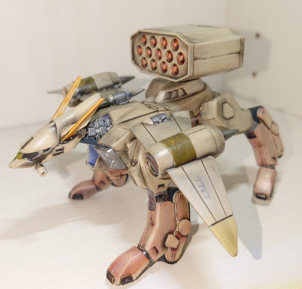 　ミサイルポッド装備　関節部は、シルバーに塗装　ウエザリングはリアルタッチマーカーのグレー3で汚してます　脚と胴体の下部は更にレッドとイエローを重ねて、砂塵汚れを演出　これでいいのか？　バルトフェルド隊は北アフリカで活動していたので、WW2のドイツ軍やイラク戦争の米軍車両を意識して塗装　偵察型なのでデカールは控えめ