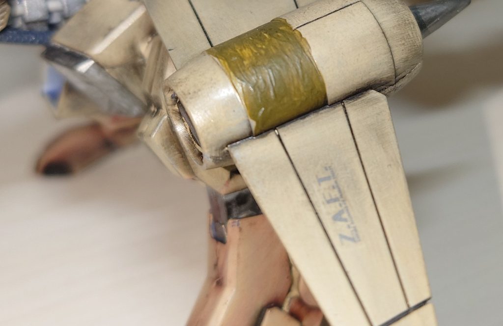 ザフトのロゴ　エンジンの一部にカーキで塗装