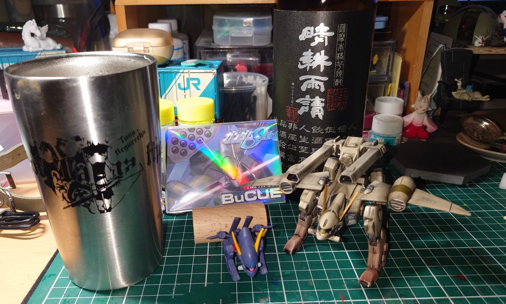 　完成した砂漠仕様の偵察型バクゥを眺めながら、焼酎お湯割りで乾杯　待ちぼうけのバクゥもいますよ　焼酎は芋の「晴耕雨読」　口の中に広がる香りがたまらんですよね　軍事的成功に得意げにしているトランプ君に、あのギレンが重なって見えます　撃たれないといいね！　ま、イ◯ンの最高指導者が討たれたことには、個人的に快哉を叫びましたが　北の将軍親子もやってくれんかな