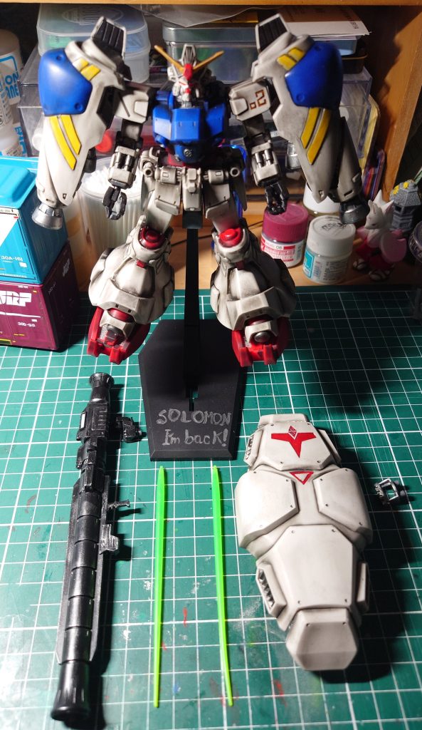 100作目投稿達成! イエーイ! パチパチパチパチ(自ら拍手するスタイル 笑) はい! 今回は成形色を活かした部分塗装(肩バインダーの青と黄色は塗装)、フレームはいつものシルバーで塗装、デカール無し、スミ入れとウエザリングを一回で済ましています ツインアイやバーニアは蛍光カラーで塗装、つや消しトップコートで仕上げました デカール付けなかったのは、試作機なので連邦軍の型番は付けられていないという設定でつけませんでした 試作2号機は見た目だけで情報量過多なので、情報を重ねるのは避けました 純粋にサイサリスの凶悪さを出したかった またオーストラリアから北アフリカまで逃走しましたから、思い切り汚しました スミ入れする所は念入りに汚して、メラミンスポンジで落とす際はスミ入れが残るように意識してウエザリングしました ストーリーはガトーが回想するスタイル ウラキとの決戦だけリアル進行…みたいな 笑