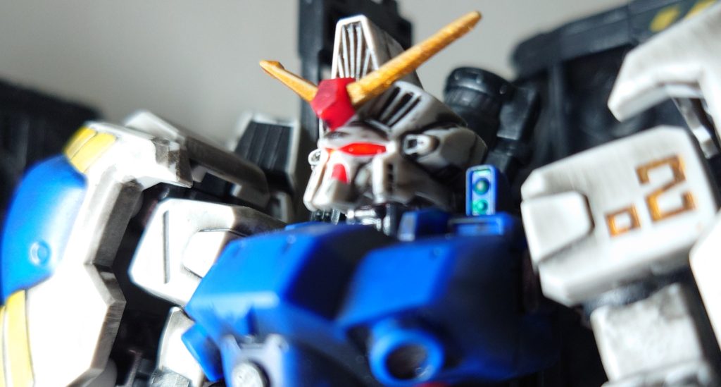 うわぁー 悪い顔してますね! 悪魔将軍と呼びたくなります 笑 左肩の02は金色いれてます 額のアンテナも金色 フラッグは勿論落としてますよ