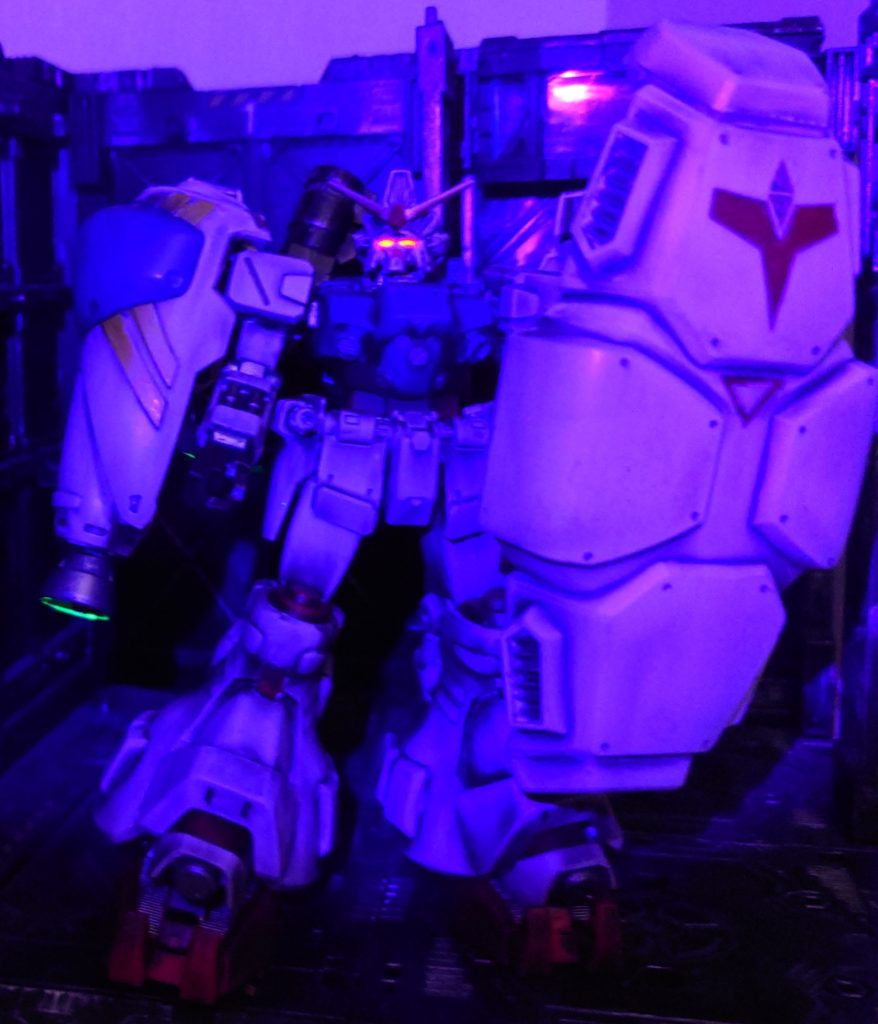 安心して下さい uvライトで光ります 笑頭のパーツ分割が秀逸で、作業し易いですね また0083前半のラスボスなので、頭のみはいつものペンで線太めにスミ入れ ラスボスの顔は主線が太くないと!