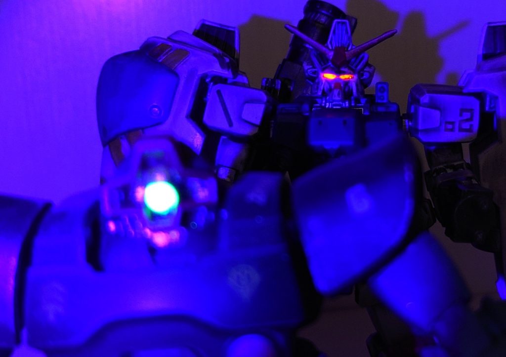 「少佐!行ってください! 俺達スペースノイドの思いを連邦軍に叩きつけて下さい!」 ガトー「…頼む」言葉少なに味方機に背を向け、バーニアを全力で吹かし、連邦軍トリントン基地を後にした 追撃を振り切って海岸にたどり着いた時、ガトーしか残っていなかった…