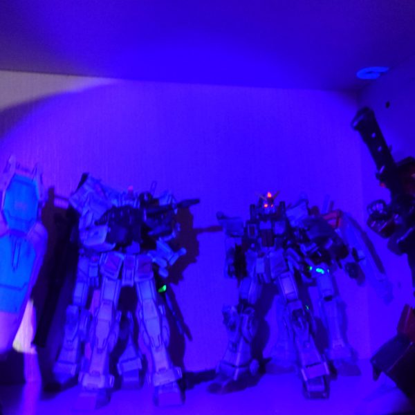 アイ、光らせてます